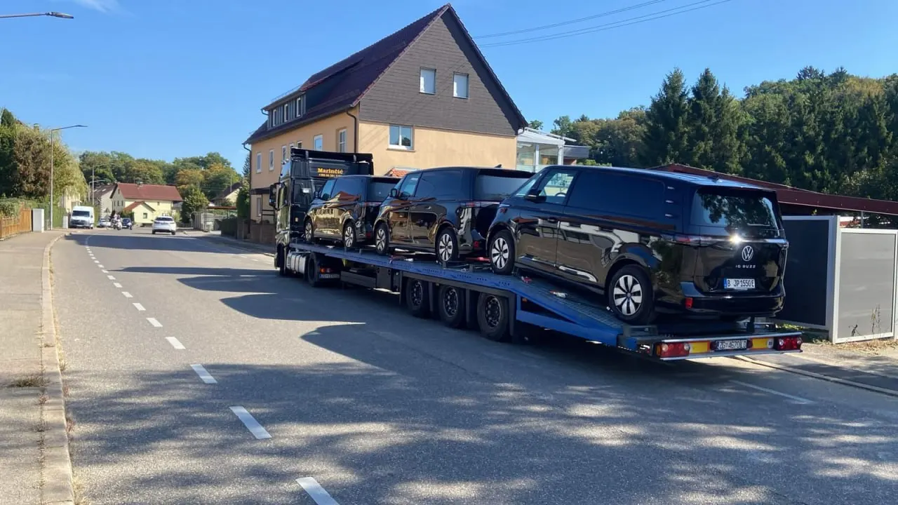 Tri VW ID. Buzz na autotransporteru s Actrosom
