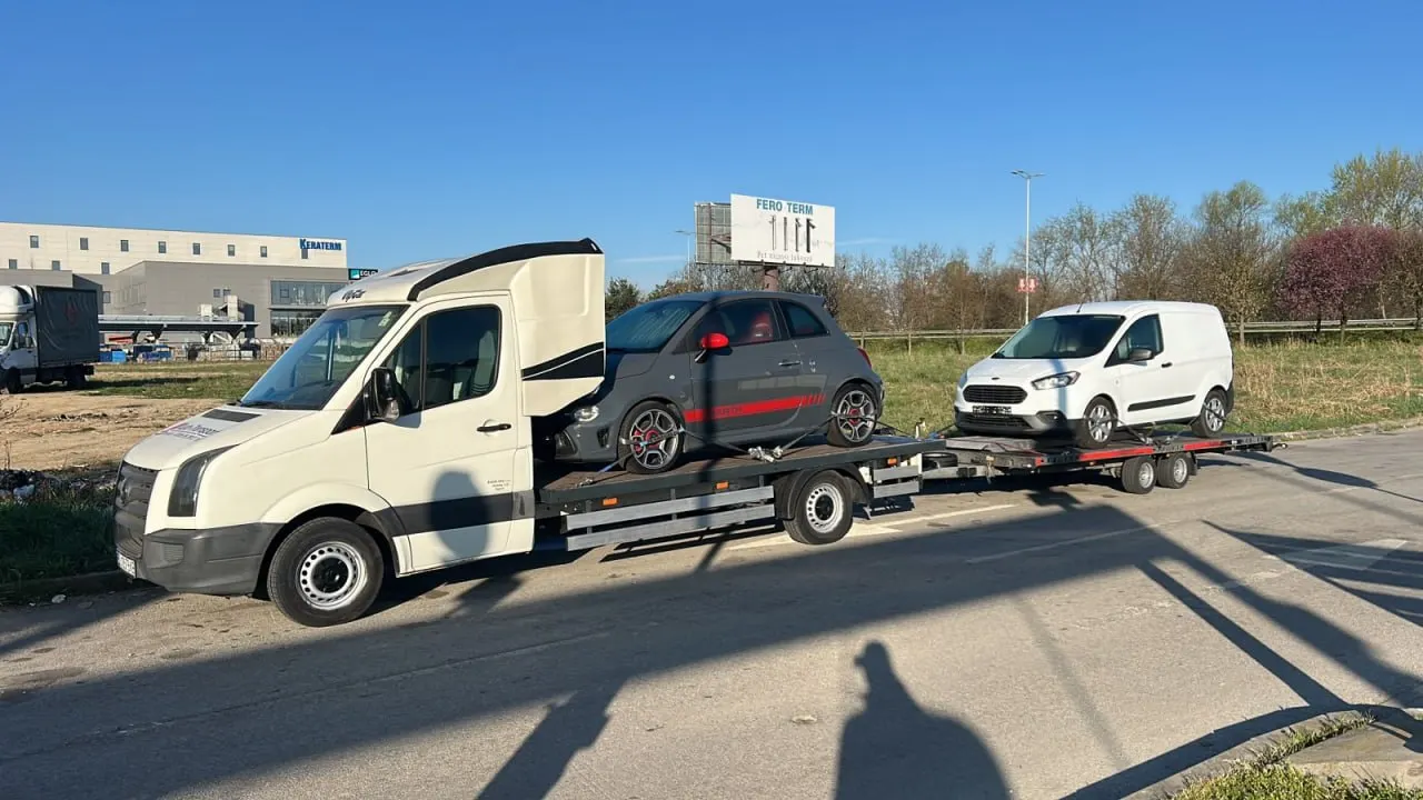Bijeli Crafter s Abarthom 500 i Fordom Courier na prikolici