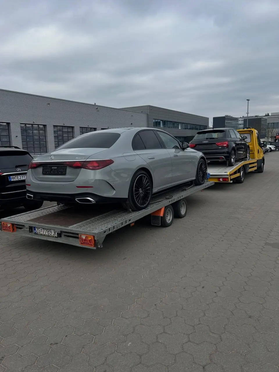 Mercedes E-klase na prikolici, Audi na Iveco transporteru