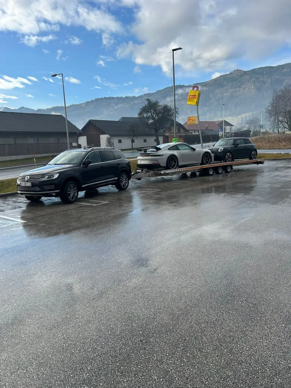 Porsche 911 i Mini na troosovinskoj prikolici